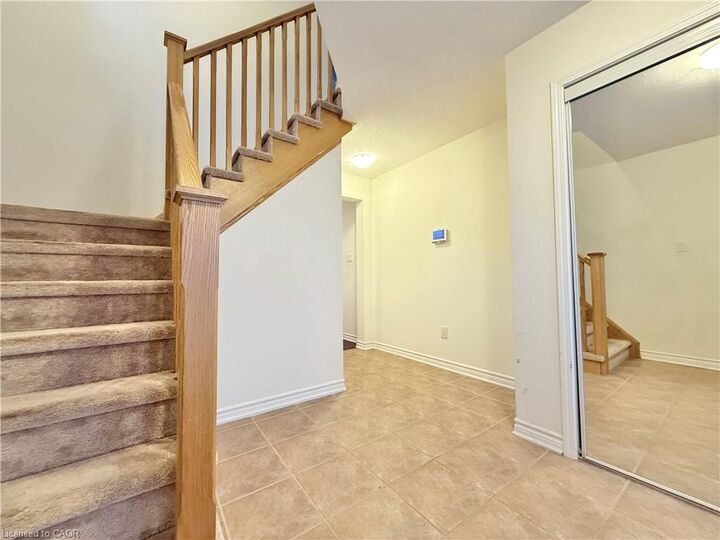 Photo de la propriété:  382 Grovehill Crescent Main  ON N2R 0L5 