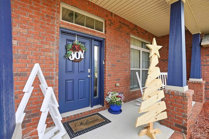 Property Photo: 6085 Winchester Cir FL 32570