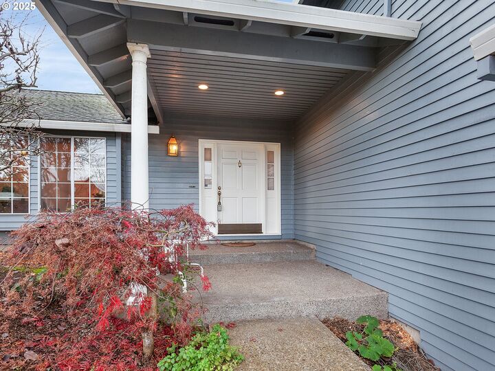 Property Photo:  5736 SW Natchez St  OR 97062 