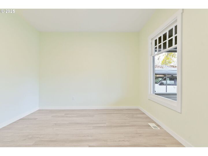 Property Photo:  715 19th St  OR 97301 