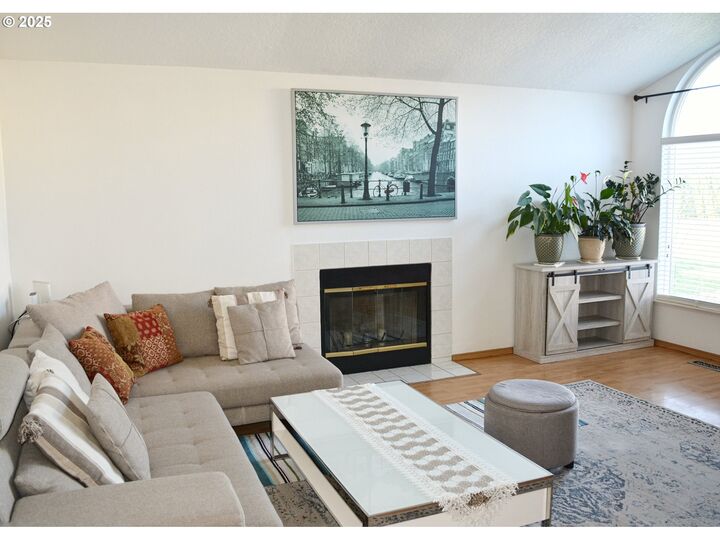 Property Photo:  806 SE 151st Ave  OR 97233 