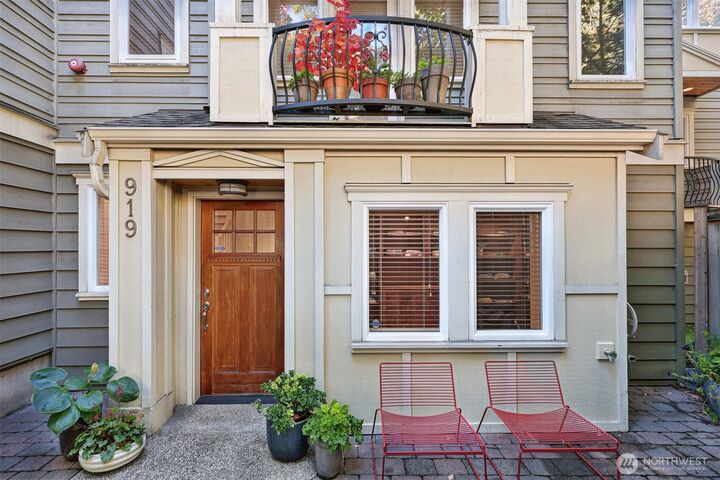 Property Photo: 919 Belmont Avenue E WA 98102