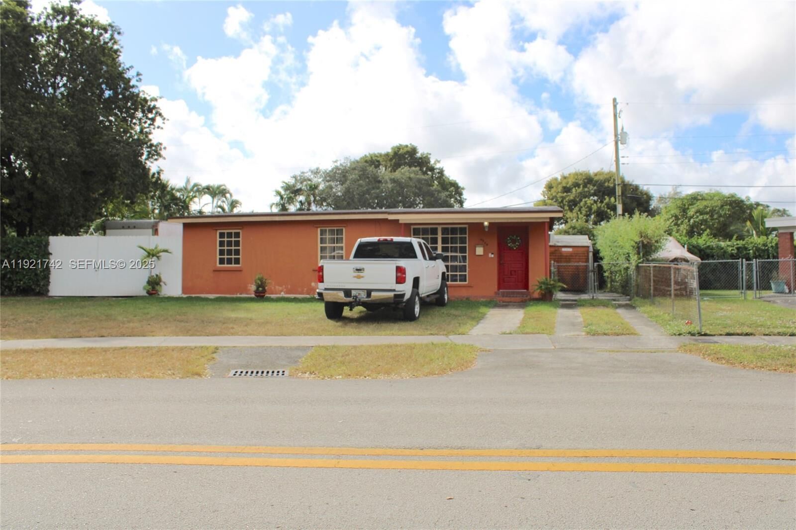 Property Photo: 4940 SW 114th Ave FL 33165