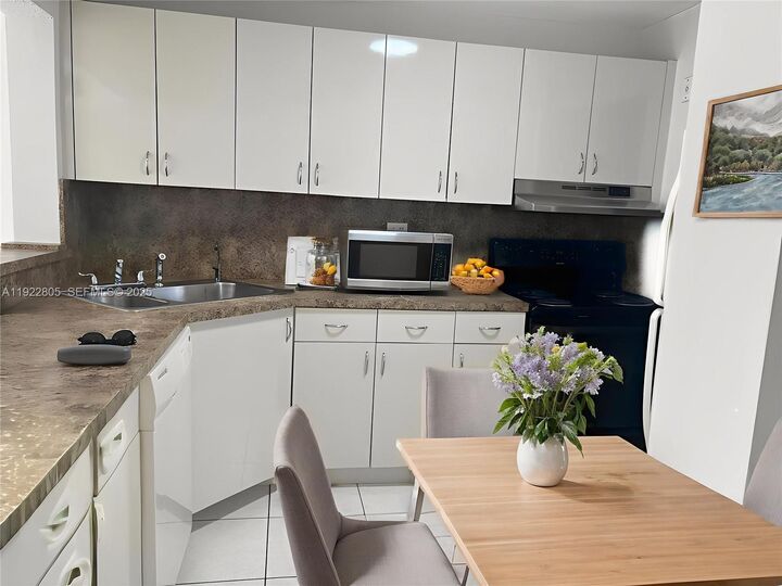 Property Photo: 7920 N Colony Cir N 204 FL 33321