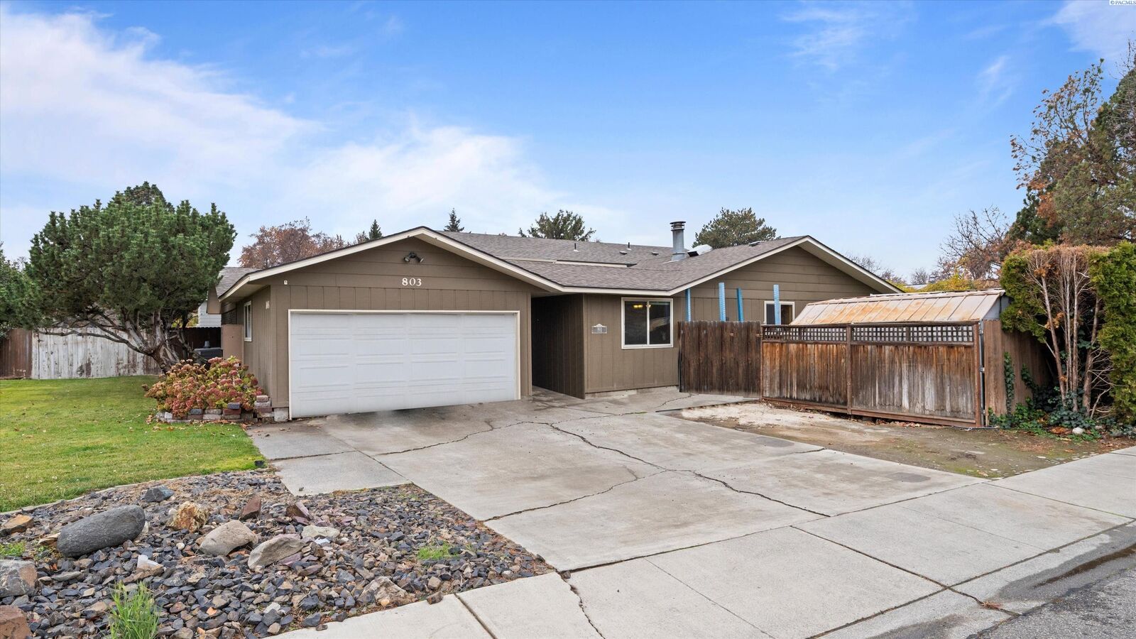 Property Photo: 803 N Quillan Street WA 99336