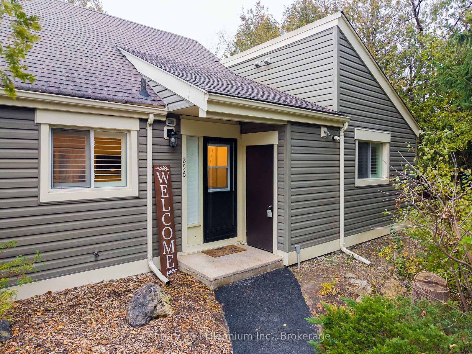 Property Photo: 13 Harbour Street W 256 ON L9Y 5B4