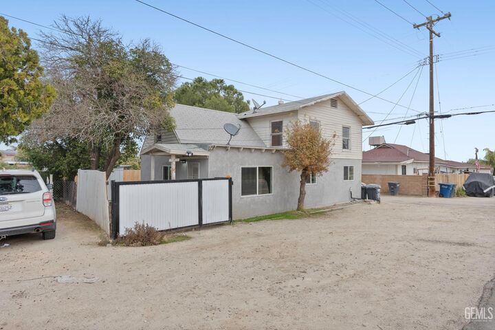 Property Photo: 300 Buchanan Street CA 93268