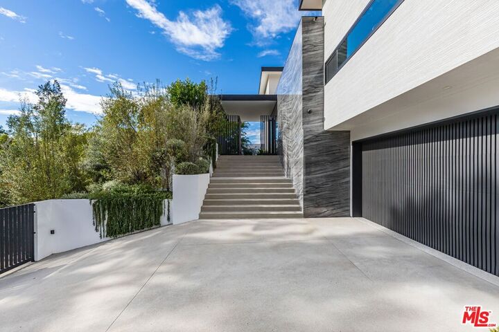 Property Photo:  9455 Eden Dr  CA 90210 