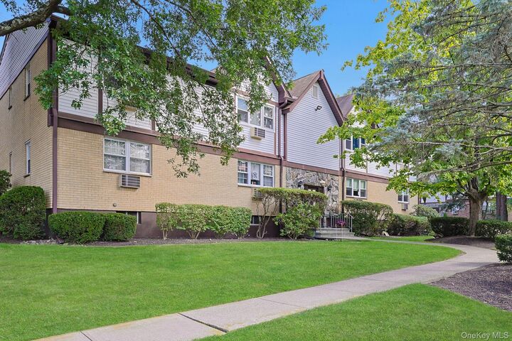 Property Photo:  9 Somerset Drive 11F  NY 10901 