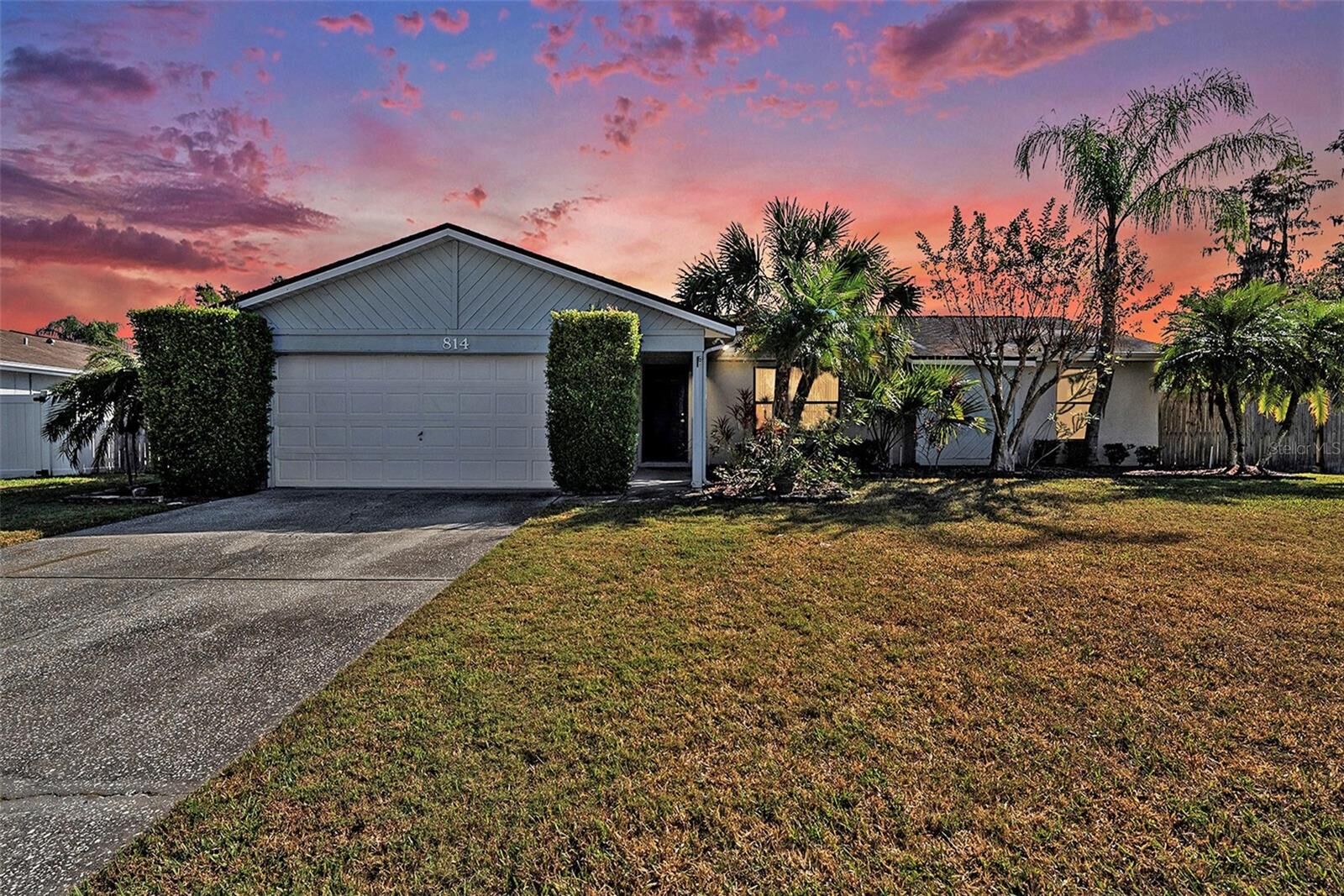 Property Photo: 814 Satinleaf Avenue FL 34677