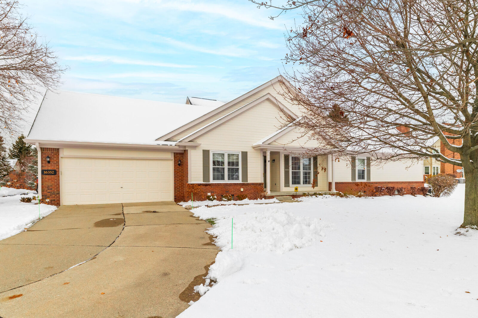 Property Photo: 16352 Country Knoll Drive MI 48168