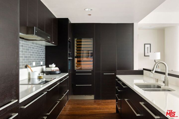 Property Photo:  6250 Hollywood Boulevard 5N  CA 90028 