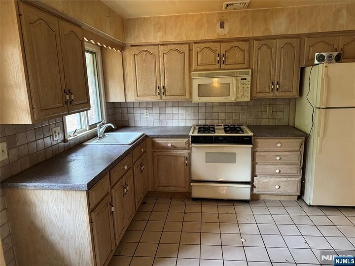 Property Photo:  185 Kakeout Road  NJ 07405 