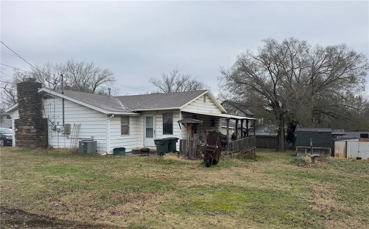 Property Photo:  1846 S Ashwood Avenue  AR 72701 