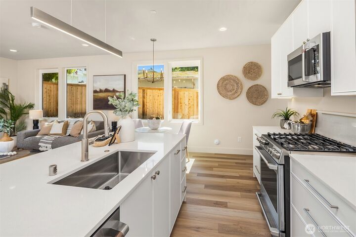 Property Photo:  813  18th Avenue W  WA 98033 