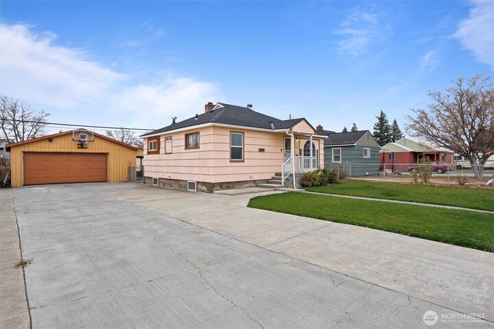 Property Photo:  123  F Street NE  WA 98823 