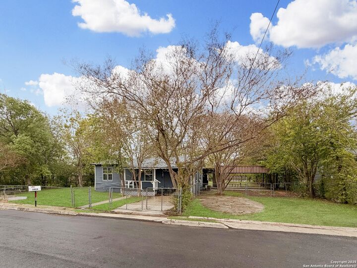 Property Photo:  1024 Juarez St  TX 78155 