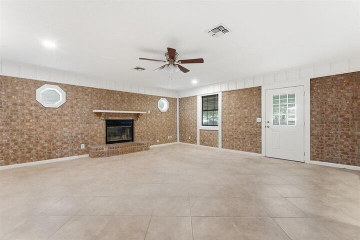 Property Photo: 909 Helen Street LA 70647