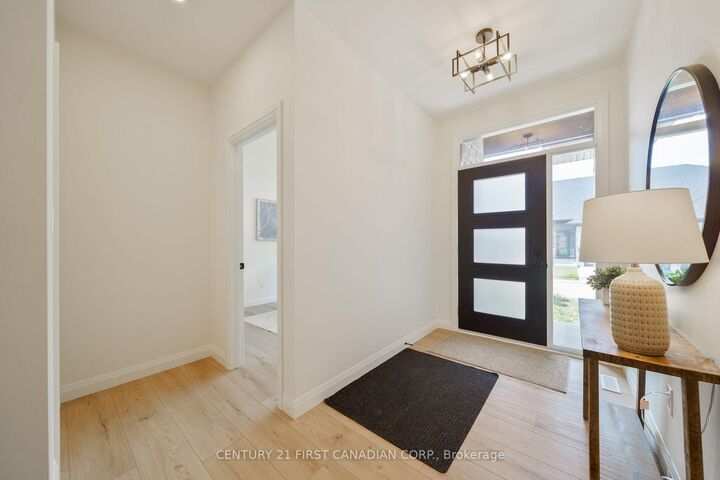 Photo de la propriété: 32 Postma Street 6 ON N0M 1A0