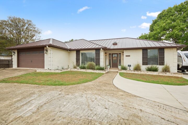 Property Photo:  305 E Tanglewood Drive  TX 78130 