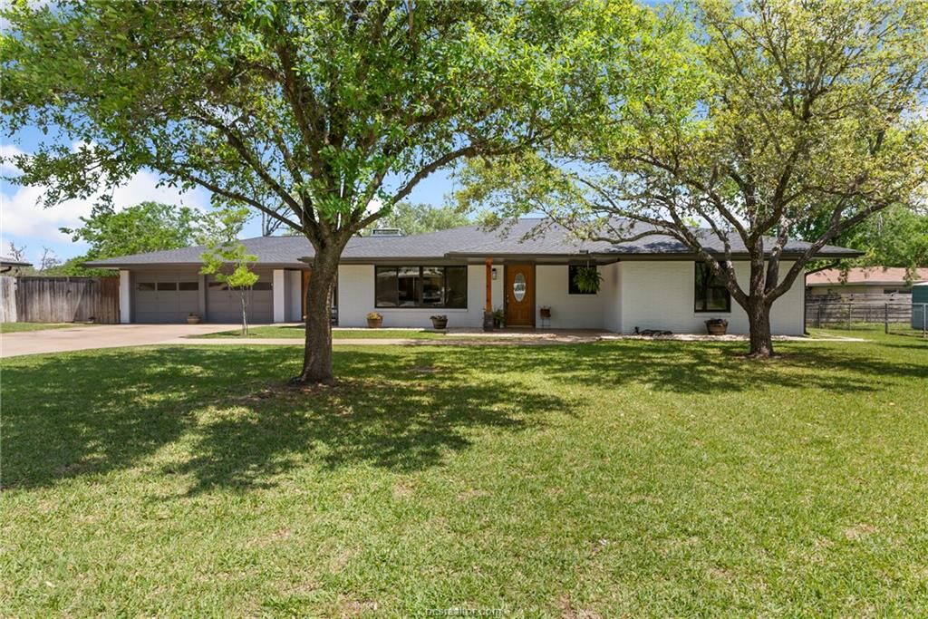 Property Photo:  2107 Elmwood Drive  TX 77802 