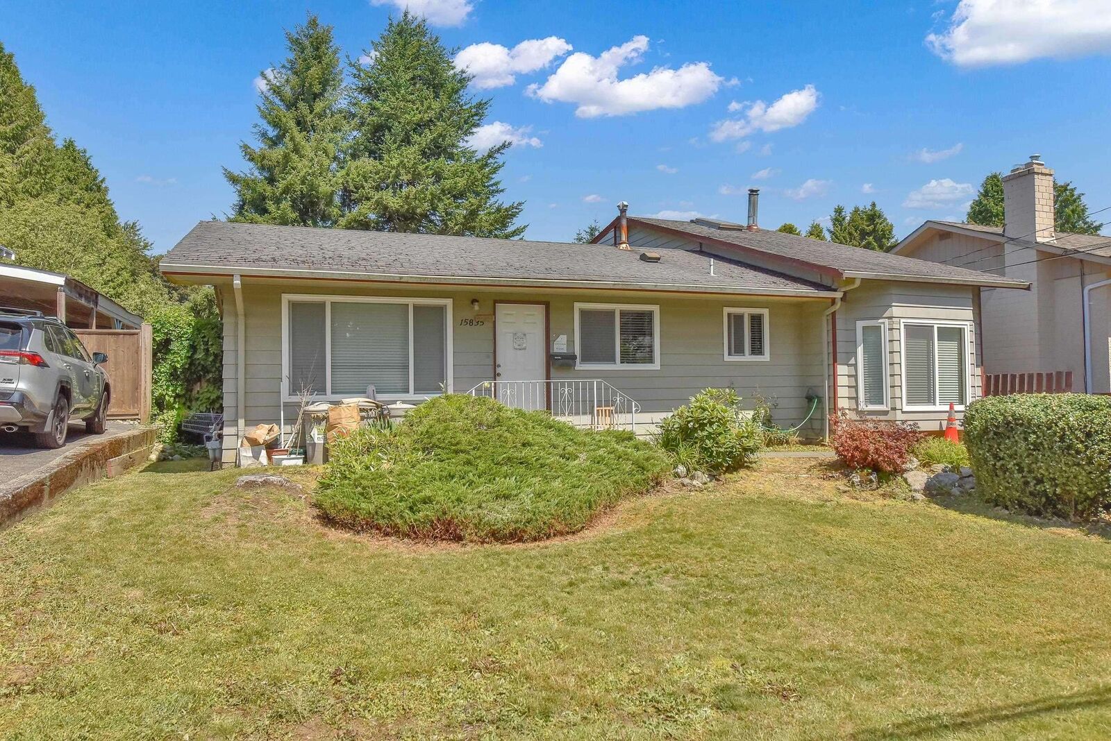 Property Photo: 15835 Russell Avenue BC V4B 2S5