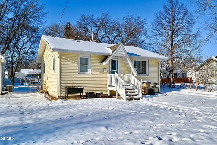 Property Photo: 623 12th Street NW ND 58703
