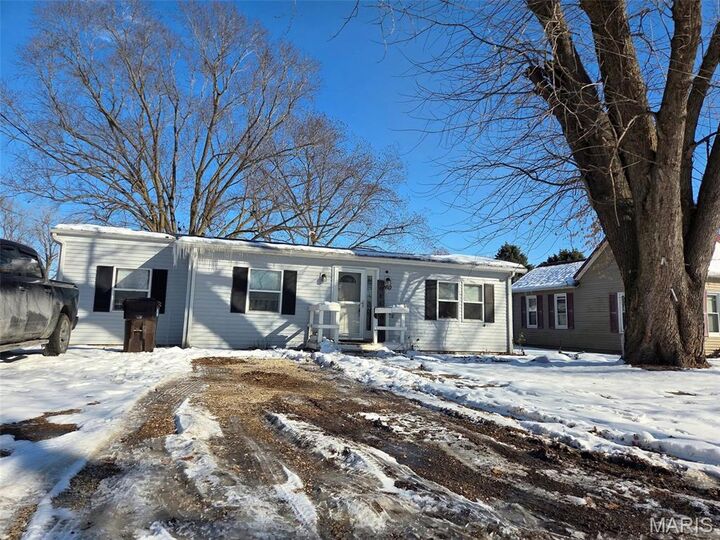 Property Photo:  160 S Church  IL 62356 