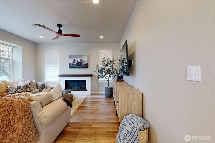 Property Photo: 891 SE Larkspur Pl WA 99324