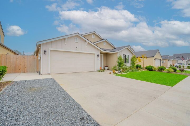 Property Photo: 2121 E Oak Avenue CA 93292