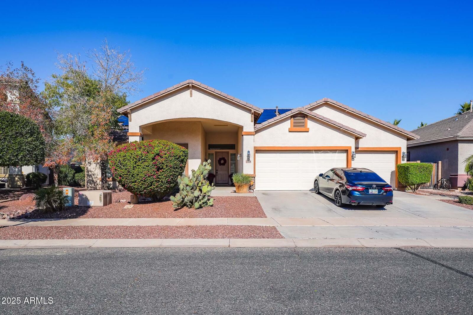 Property Photo:  15850 W Mercer Lane  AZ 85379 