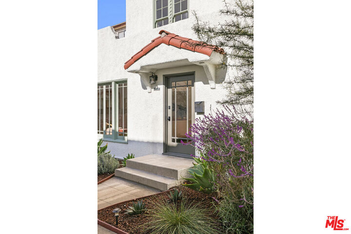 Property Photo:  623 N Sycamore Ave  CA 90036 