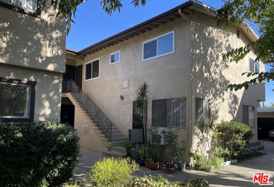 Property Photo: 6610 Whitsett Ave CA 91606
