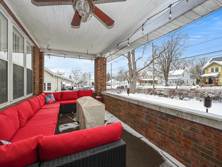 Property Photo: 2422 University Avenue IA 52001