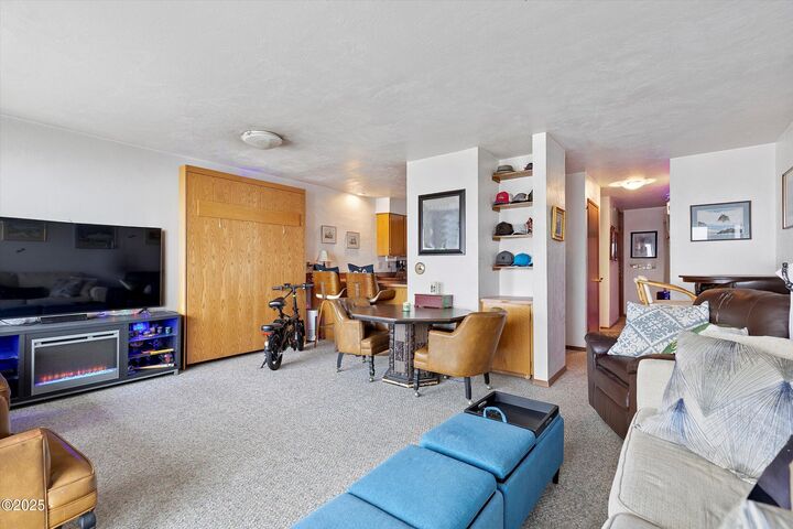 Property Photo:  507 NW Alpine Street 204  OR 97365 