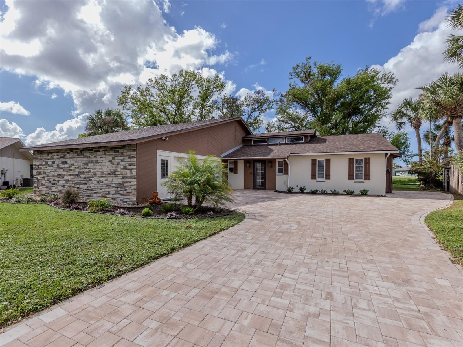 Property Photo: 1141 Sleepy Hollow Court FL 34285