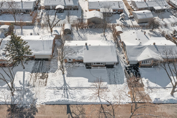 Property Photo: 241 Pleasant Drive IL 60007