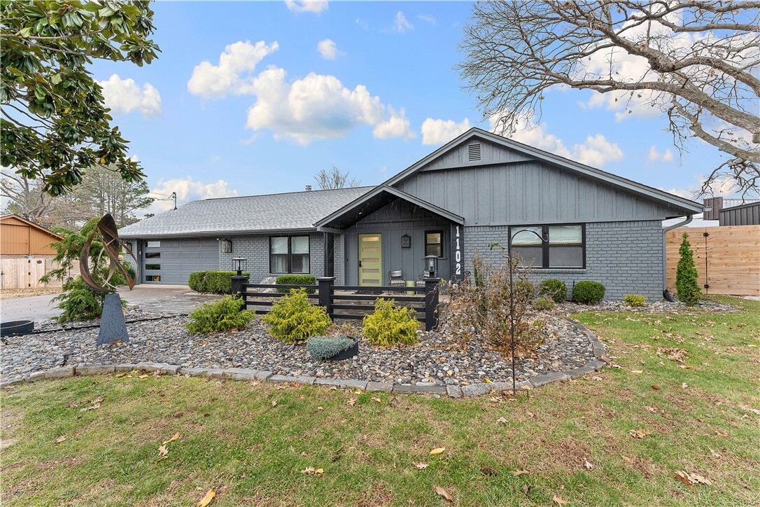 Property Photo:  1102 NW 11th Street  AR 72712 