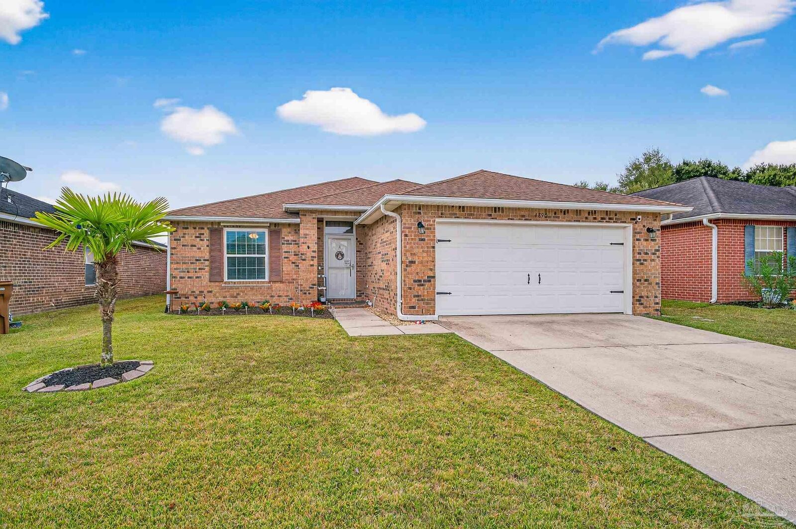 Property Photo: 4890 Hilarita Cir FL 32571