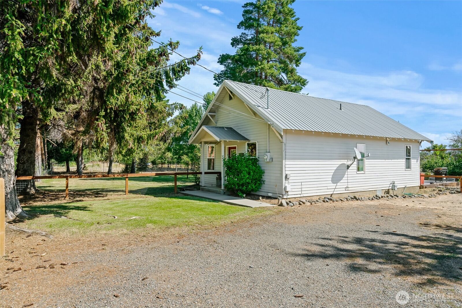 Property Photo:  6390  Cove Road  WA 98926 