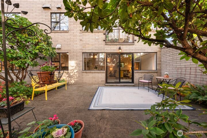 Property Photo: 912 3rd Avenue W 101 WA 98119