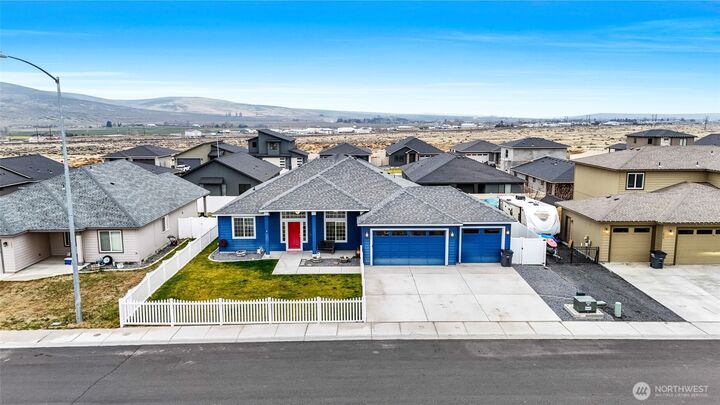 Property Photo:  1011  8th Avenue NE  WA 98823 