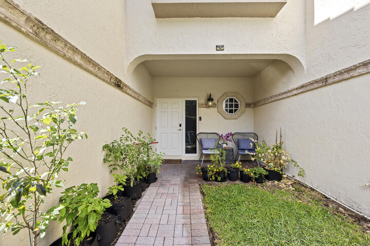 Property Photo:  6822 Via Regina  FL 33433 
