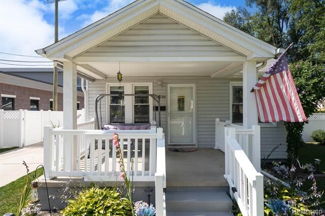 Property Photo:  18435 Glenmore  MI 48240 