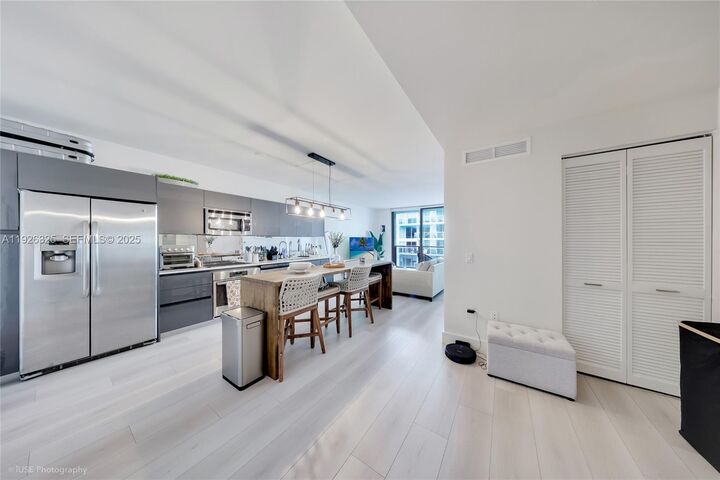 Property Photo:  31 SE 6th St 2506  FL 33131 