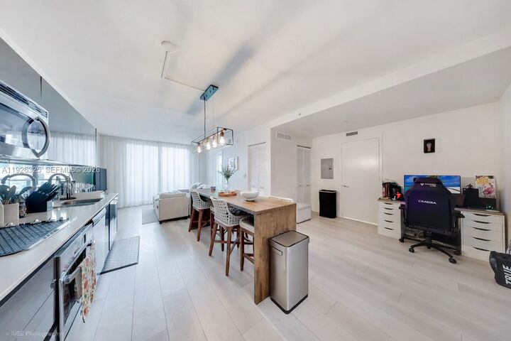 Property Photo:  31 SE 6th St 2506  FL 33131 