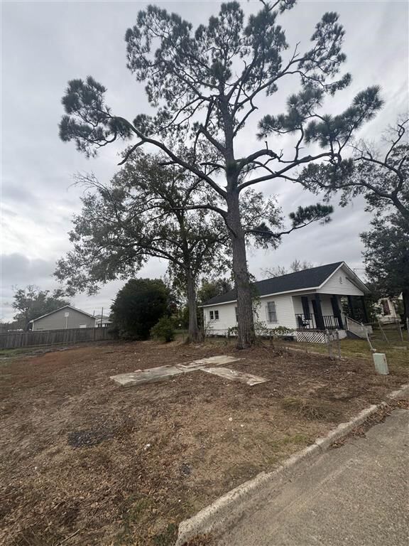 Property Photo: 412 V E Washington Avenue LA 70601