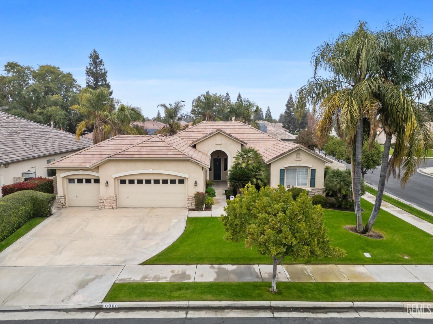 Property Photo: 10000 Paradise Rose Street CA 93311