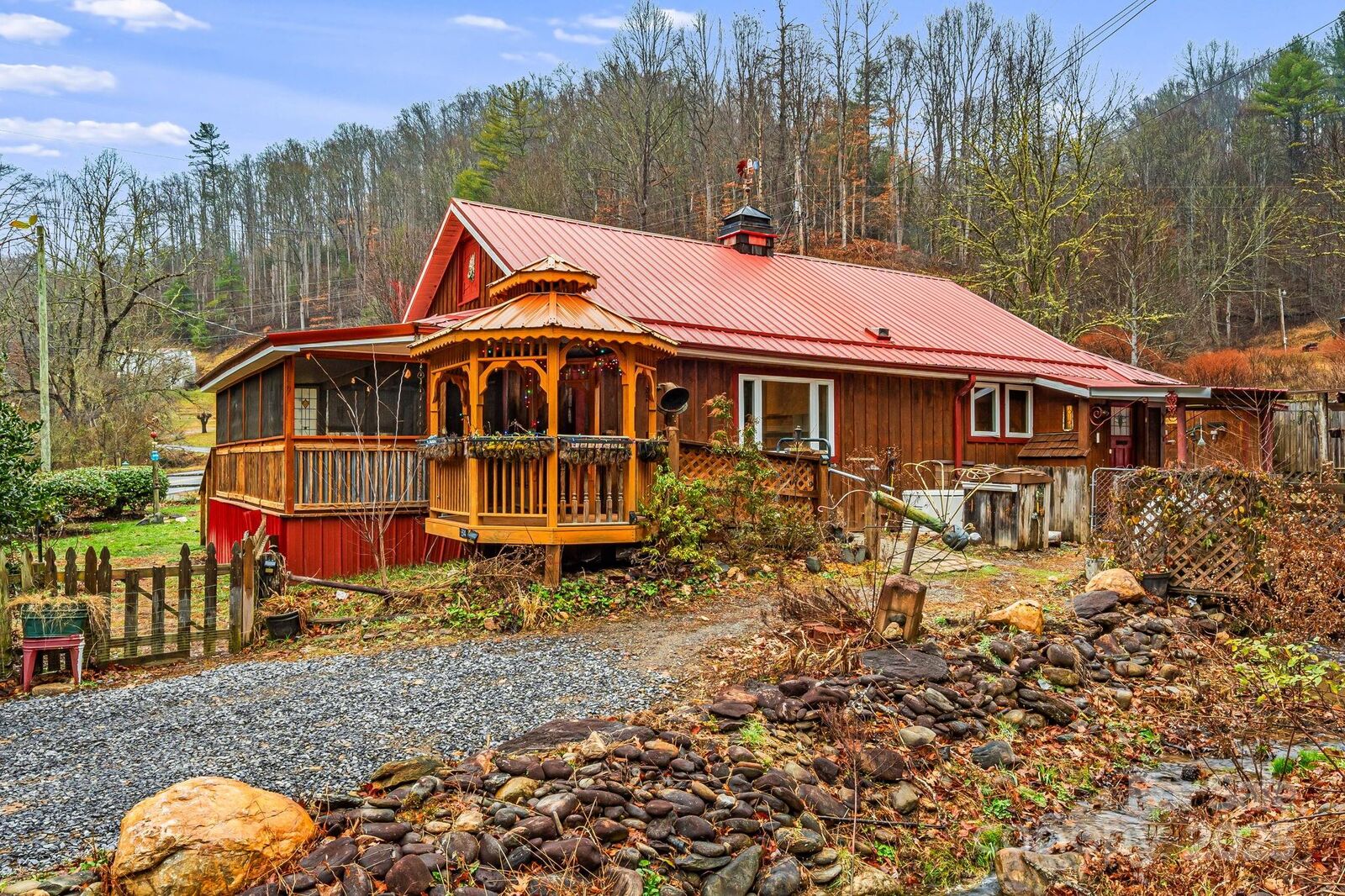 Property Photo: 814 Little Creek Road NC 28714