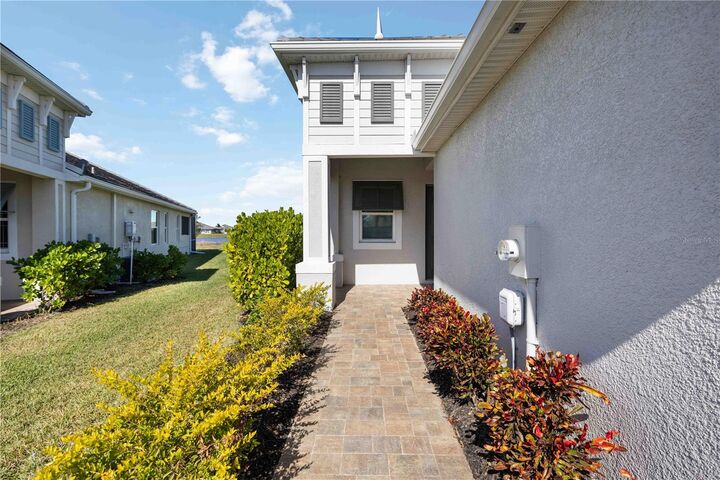 Property Photo: 223 Okeeffe Circle FL 34212